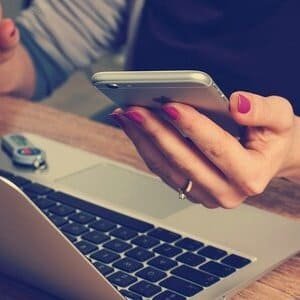 análisis del ambiente electoral el voto indeciso factor factor decisivo mujer con computador