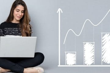 análisis del mercado electoral mujer con computador mostrando un gráfico