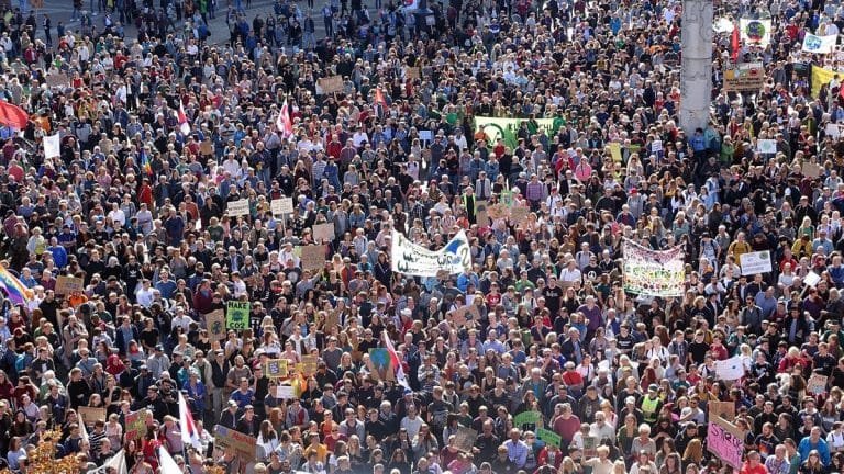 que es una campaña electoral claves para su preparación multitud de personas en la calle
