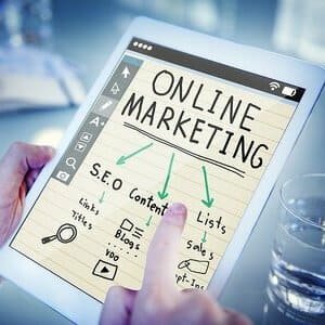 marketing digital electoral estrategias tablet con póster